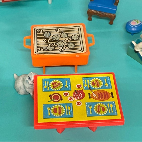 Vintage lot of doll furniture Fisher Price, Mattel, Hong Kong, etc. collection - Picture 13 of 13